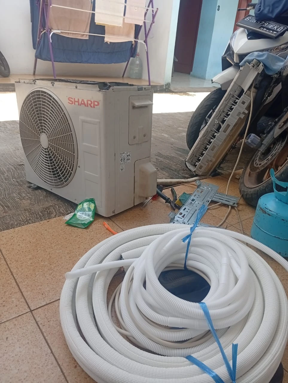 Persiapan Pemasangan AC Bekas Sharp 0.5 PK